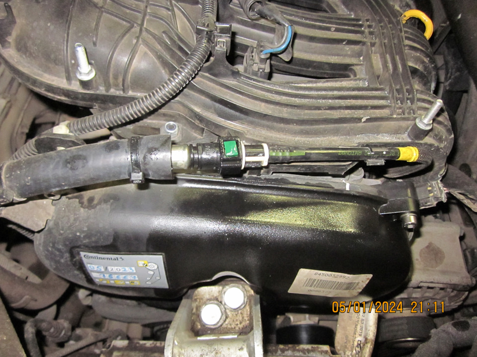 Бенз из-под завальцовки разъёма топливной трубки залил кожух ремня ГРМ — Lada Vesta SW (1G)