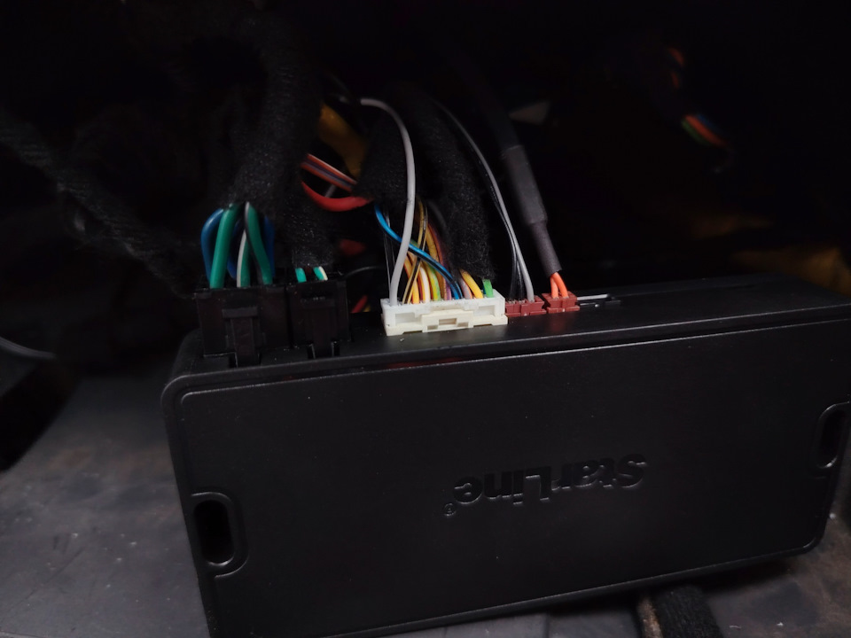 Вот один из коричневеньких разъемов и вывалился. Кстати, оцените количество разъемов на моем блоке и что нарисовано на цветном буклете — маловато будет! — Hyundai Tucson (JM)