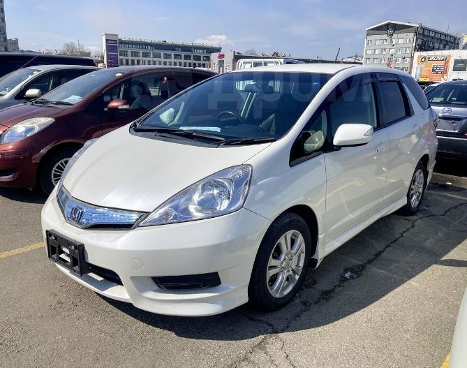 Fit shuttle 2011. Honda Fit Shuttle. Фит шаттл 2011. Хонда фит шаттл гибрид 2014 серебристый. Хонда фит шаттл 2012 белый на литье.