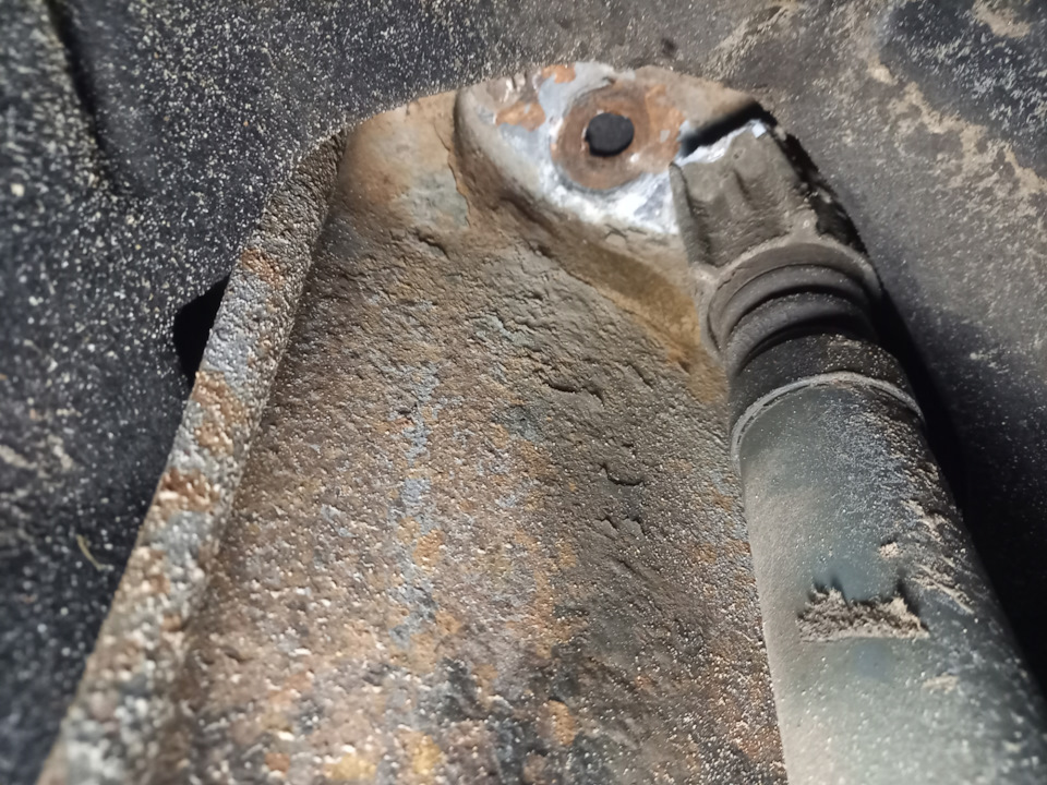 14" Отрыгнул отбойник амортизатора — Ford Focus Sedan II, 1,6 л, 2007 ...