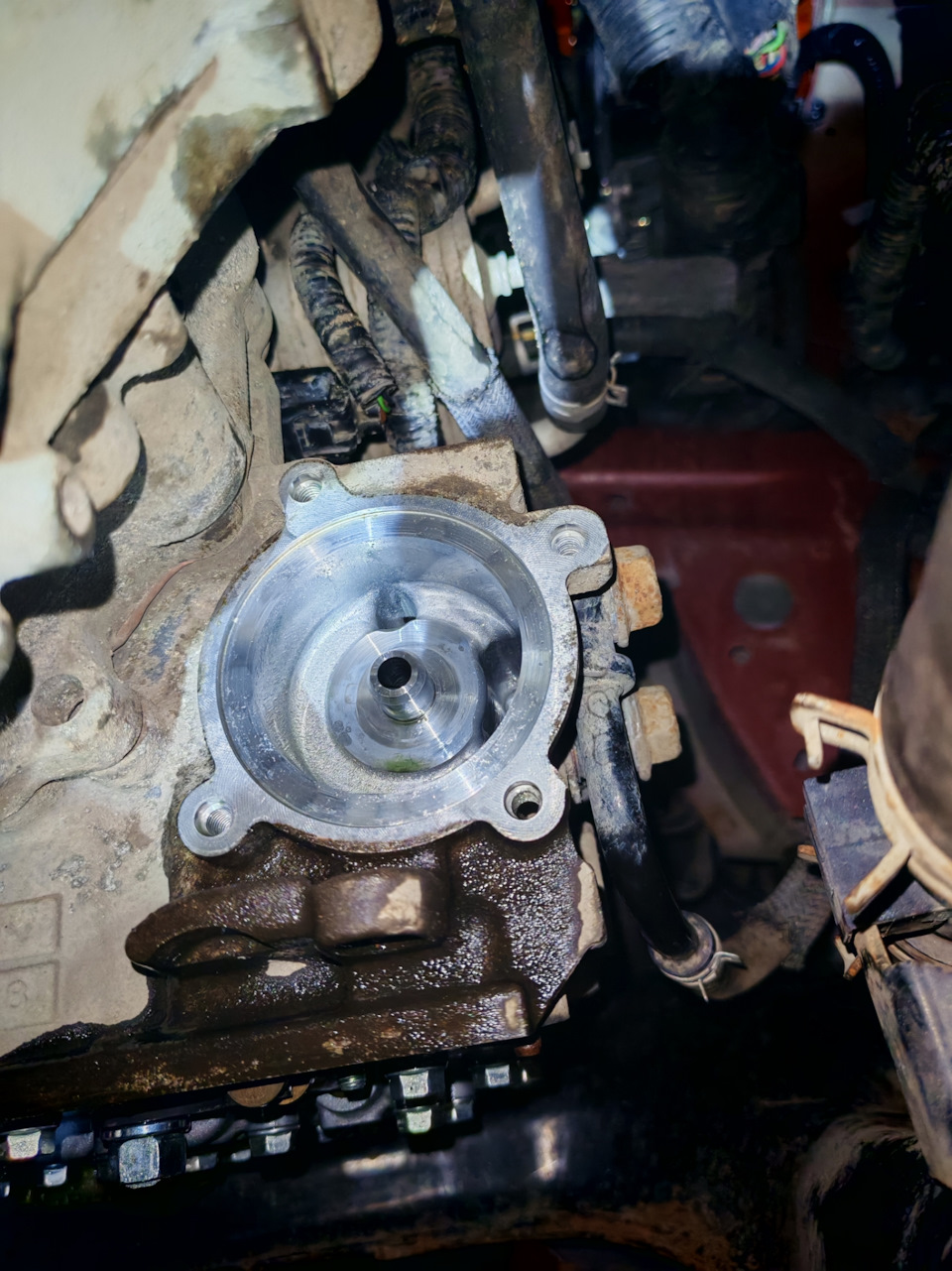 Тонкий фильтр тоже легко снимается, использовал карданчик для верхнего болтика — Nissan Qashqai (2G)