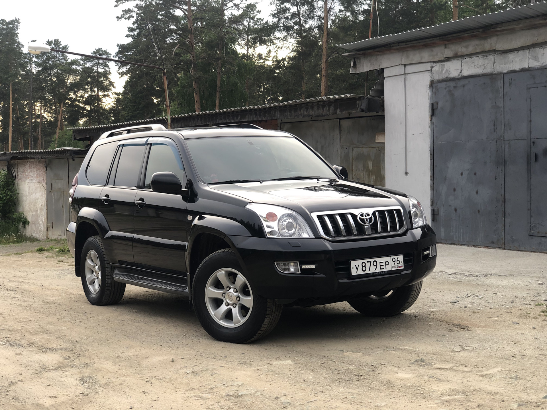 Прадик машина. Toyota Land Cruiser Prado 4.0. Prado 120 Стайлинг. Переделка Toyota Land Cruiser Prado 120. Toyota Land Cruiser Prado Стайлинг.