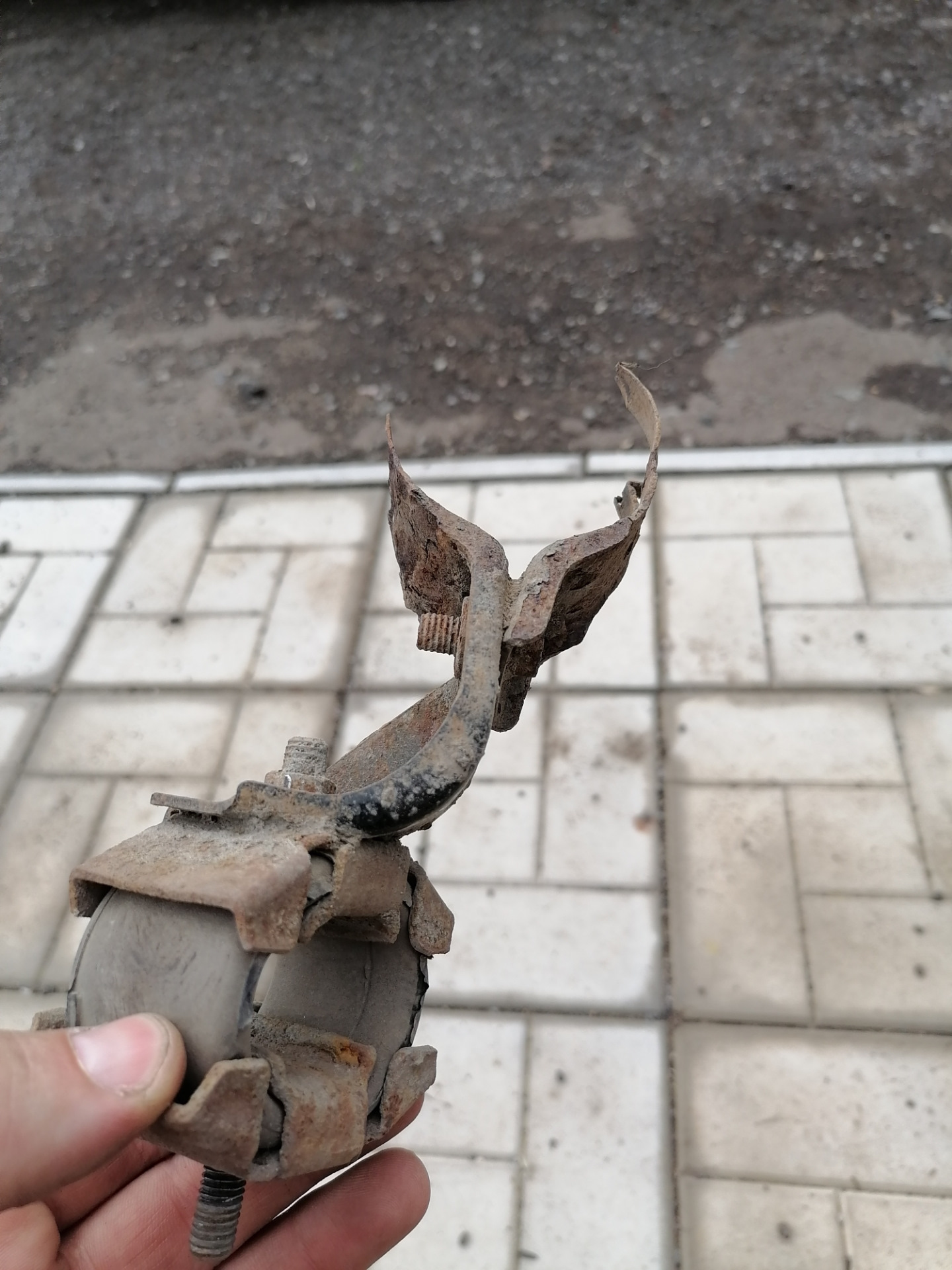 Кронштейн глушителя — Nissan NP300, 2,5 л., 2013 года | поломка | DRIVE2