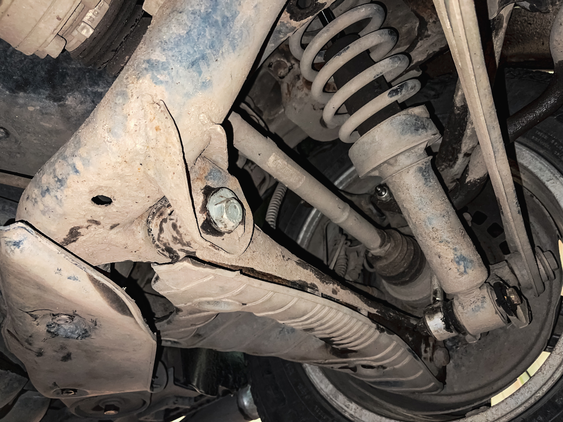 Замена сайлентблоков верхних рычагов, стоек стабилизатора и ...