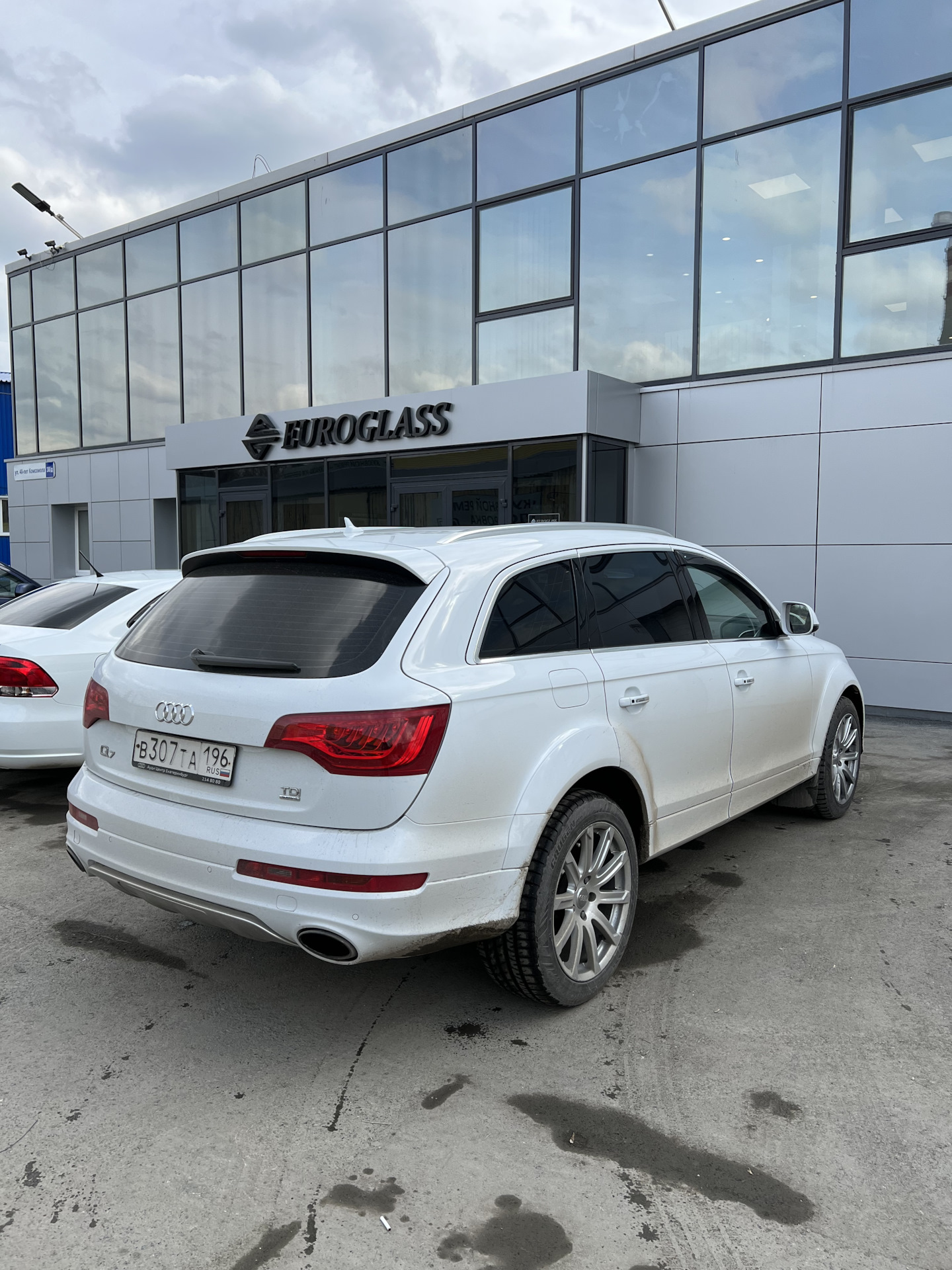 Замена лобового стекла FUYAO — Audi Q7 (1G), 4,1 л, 2014 года | визит на  сервис | DRIVE2