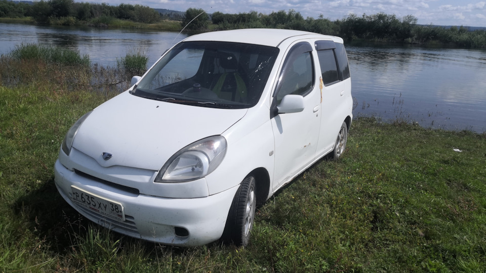 Toyota Funcargo Hertz drive2