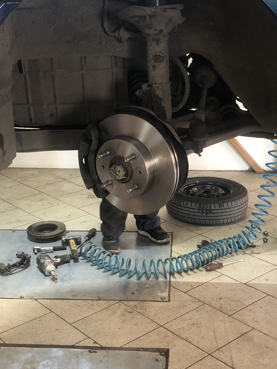 Замена колодок и дисковых тормозов — Hyundai Accent (2G), 1,5 л, 1999 ...