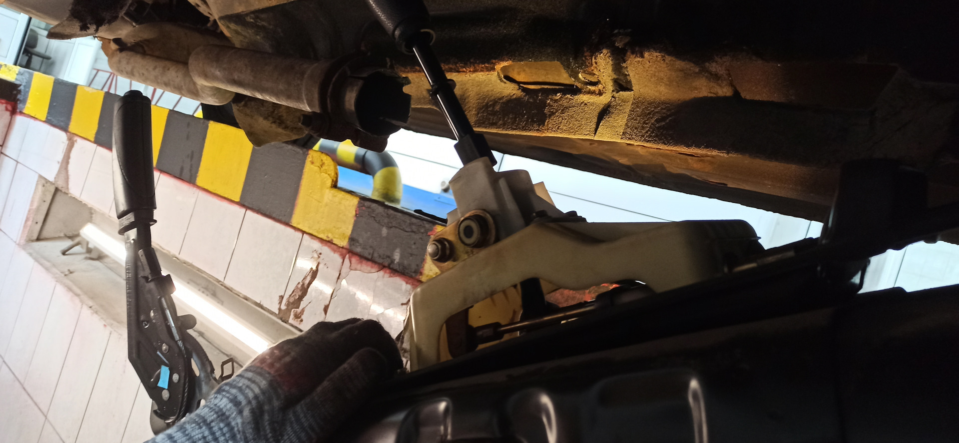 Установка ремкомплекта кулисы КПП. — FIAT Brava, 1,9 л, 2001 года ...