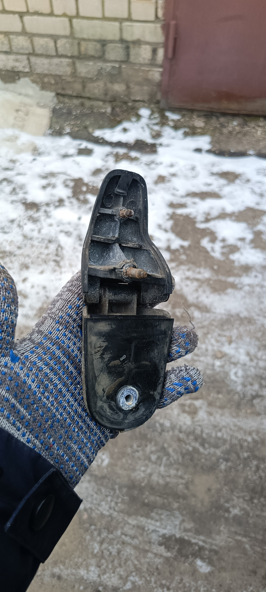 Замена левой петли стекла багажника . — KIA Sportage (2G), 2 л, 2006 ...