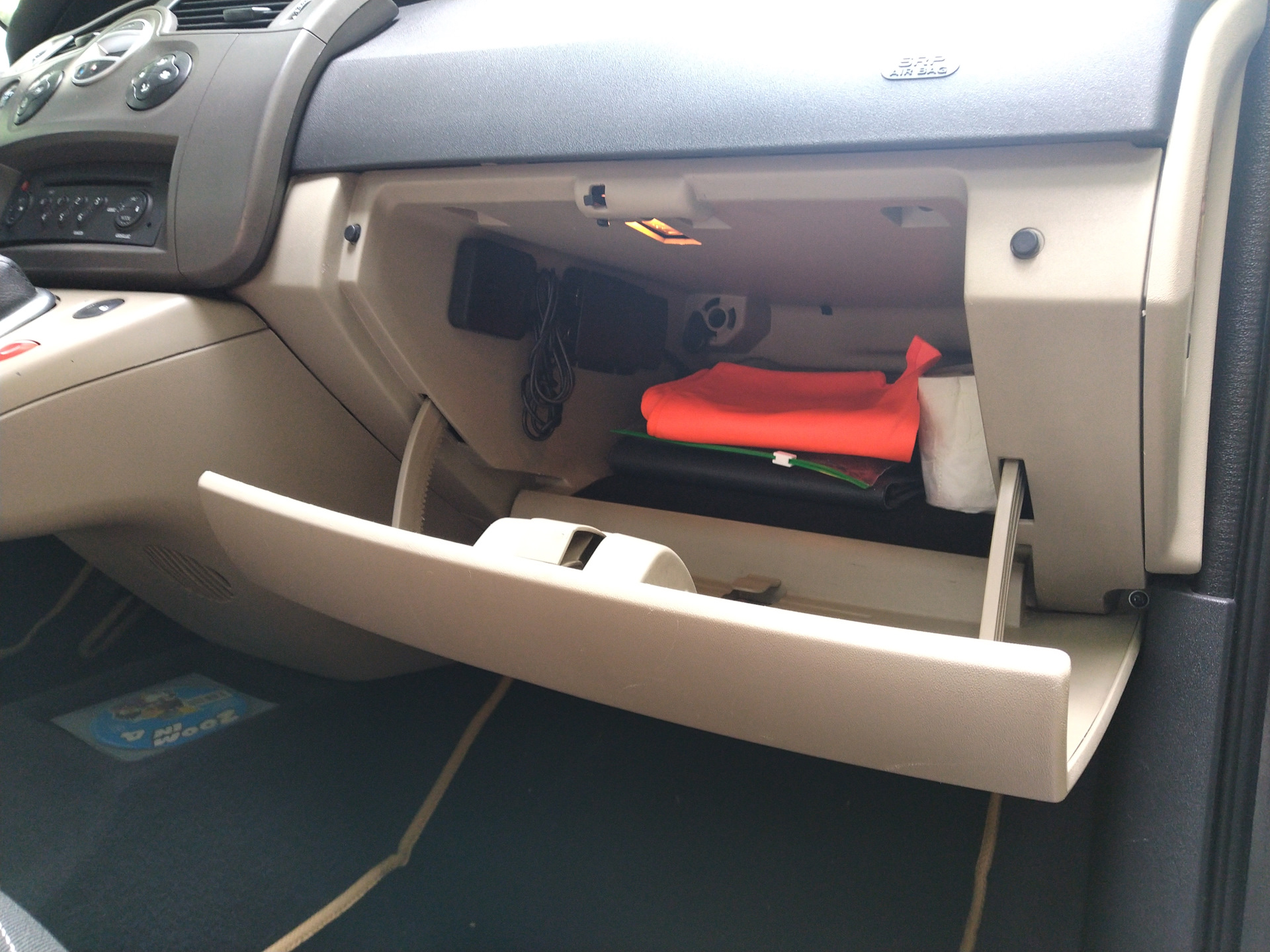 Сломалась ручка бардачка — замена — Renault Scenic II, 1,5 л, 2008 года ...