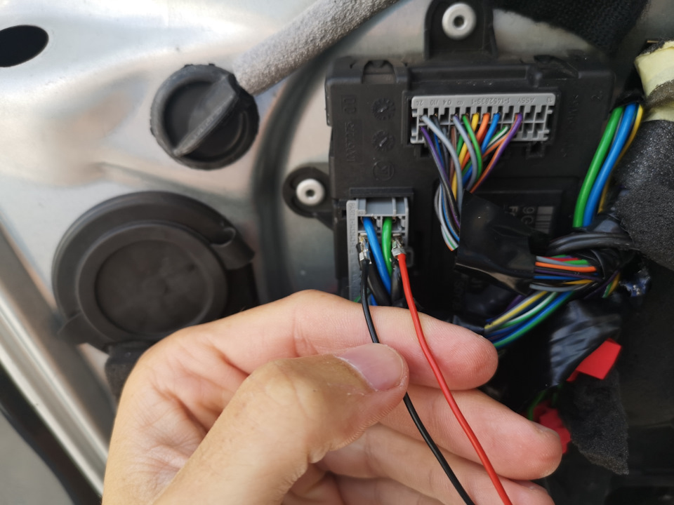 Последние два провода — земля и питание вставляются наконечниками в разъем после чего их можно закрепить хомутами — Volvo XC70 III