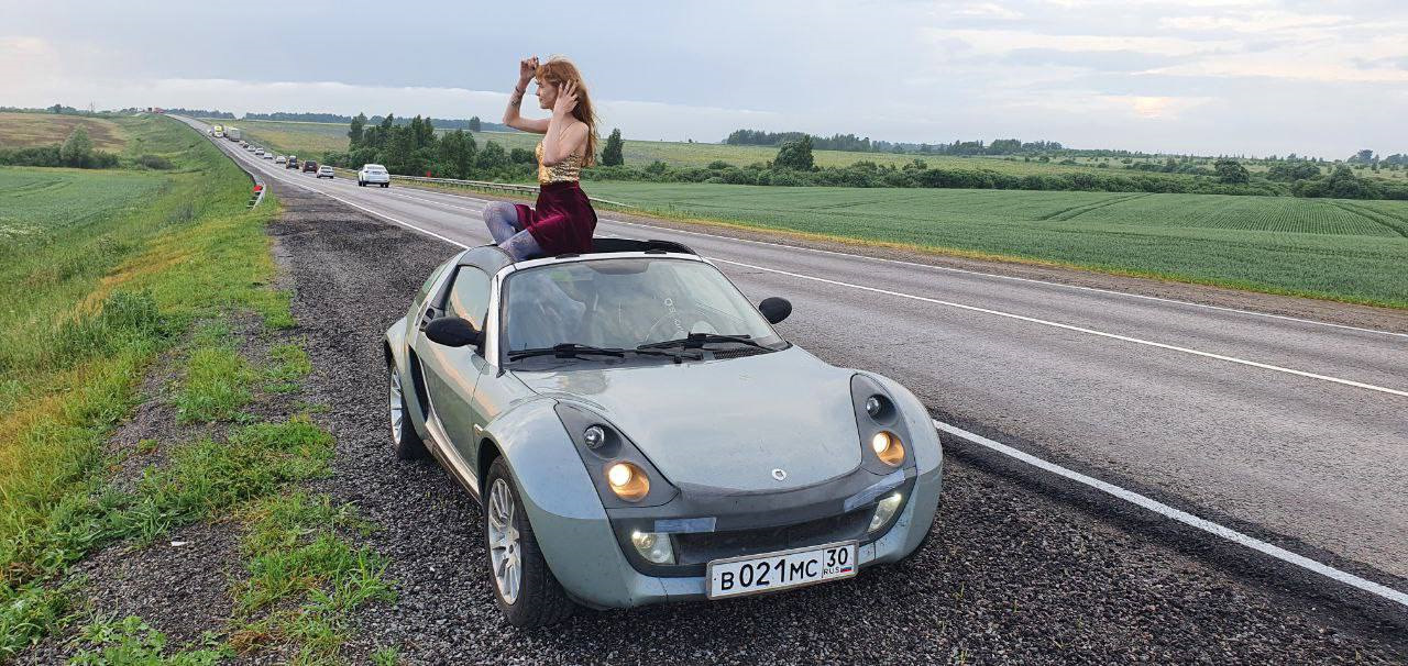 Smart Roadster рядом с человеком