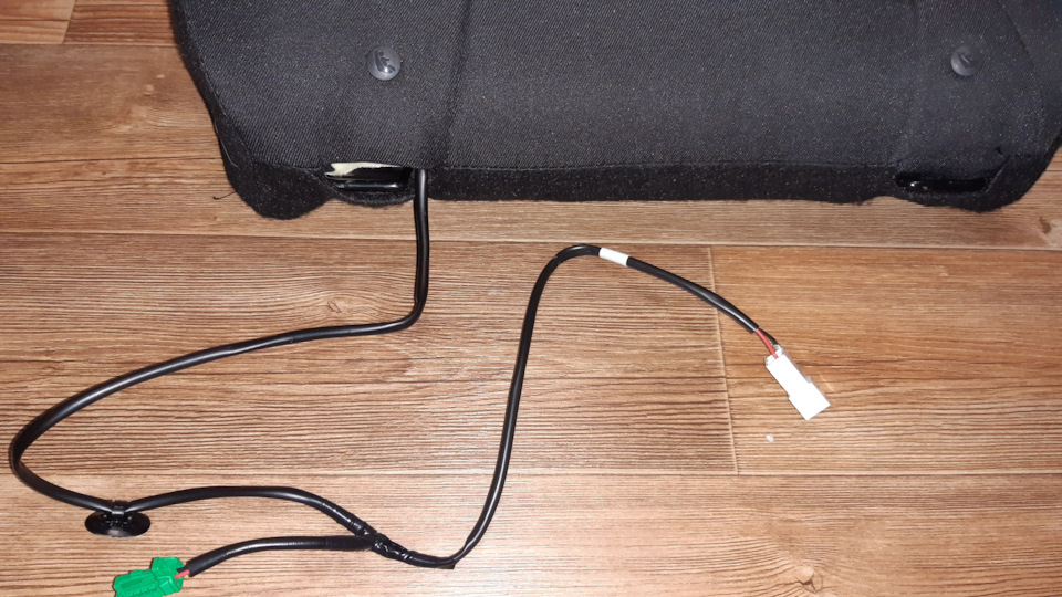 В спинке провода вывел через отверстие для уха крепления детских кресел. В сидушке были штатные отверстия для провода. — Lada Vesta SW (1G)