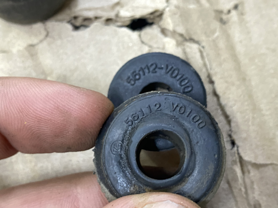 Оригинальная втулка nissan и Masuma. 56112v0100 — Nissan Cefiro Wagon. Запчасти на фото: 56112V0100