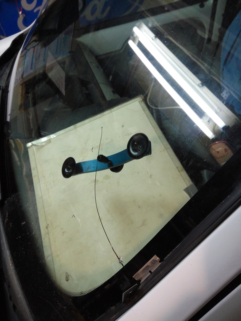 Ремонт трещины автостекла Шкода Рапид — DRIVE2