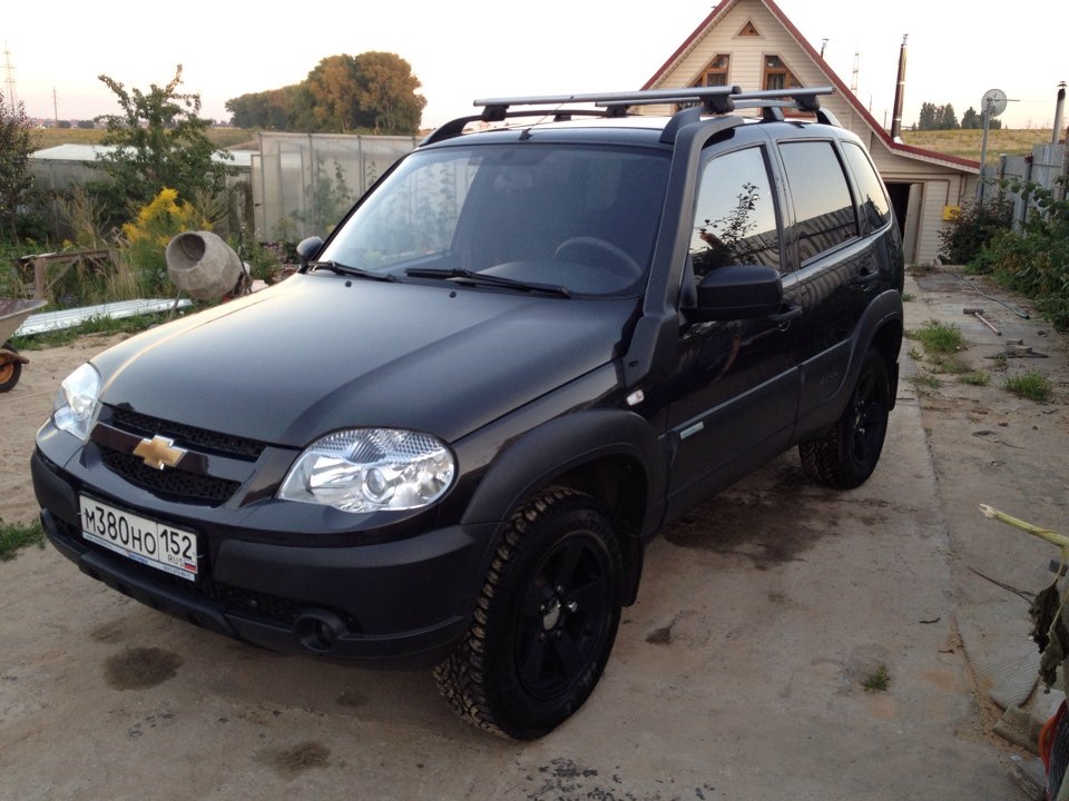 Chevrolet Niva черная