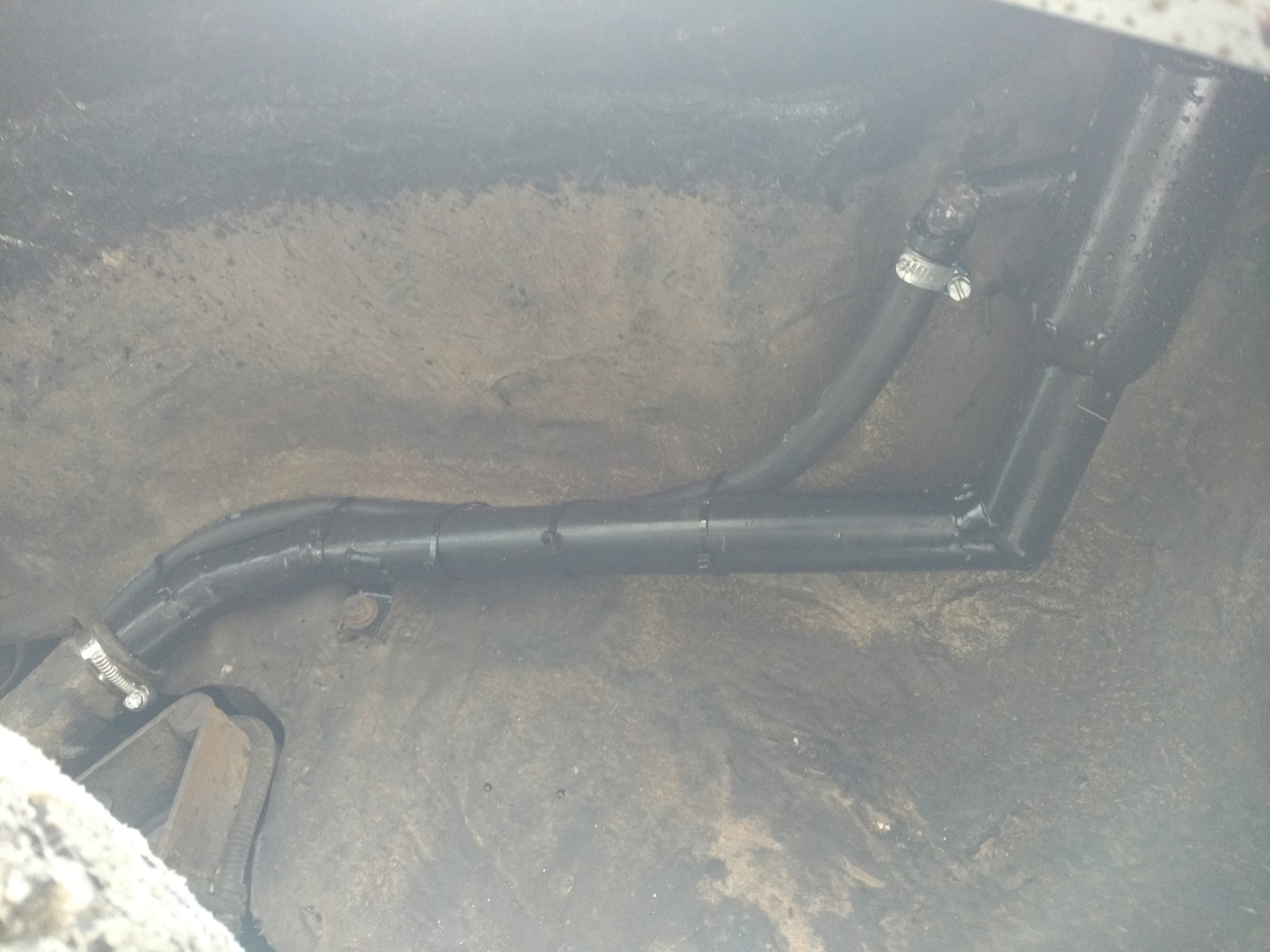 Заливная горловина топливного бака ваз 2114. Как поменять заливную горловину. Как открыть заливную горловины на хендай солано. Заливная горловина tiggo 4. Заливная горловина топливного бака.