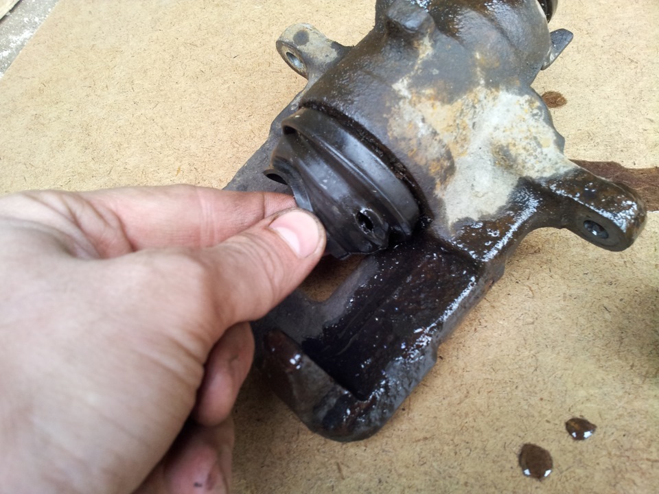 Пыльник заднего суппорта. — Renault Trafic (2G), 2 л, 2007 года ...