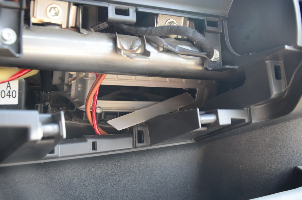 Аркана где находится салонный фильтр Замена фильтра ., которого нет (:-О - Daihatsu Sirion (2G), 1,3 л, 2009 года пла