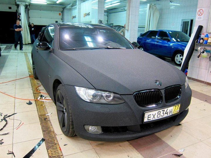 Крошка авто. BMW f30 черная алмазная крошка. BMW f30 алмазная крошка белая. БМВ 5gt черная с алмазной крошкой. BMW 3 В матовой пленке.