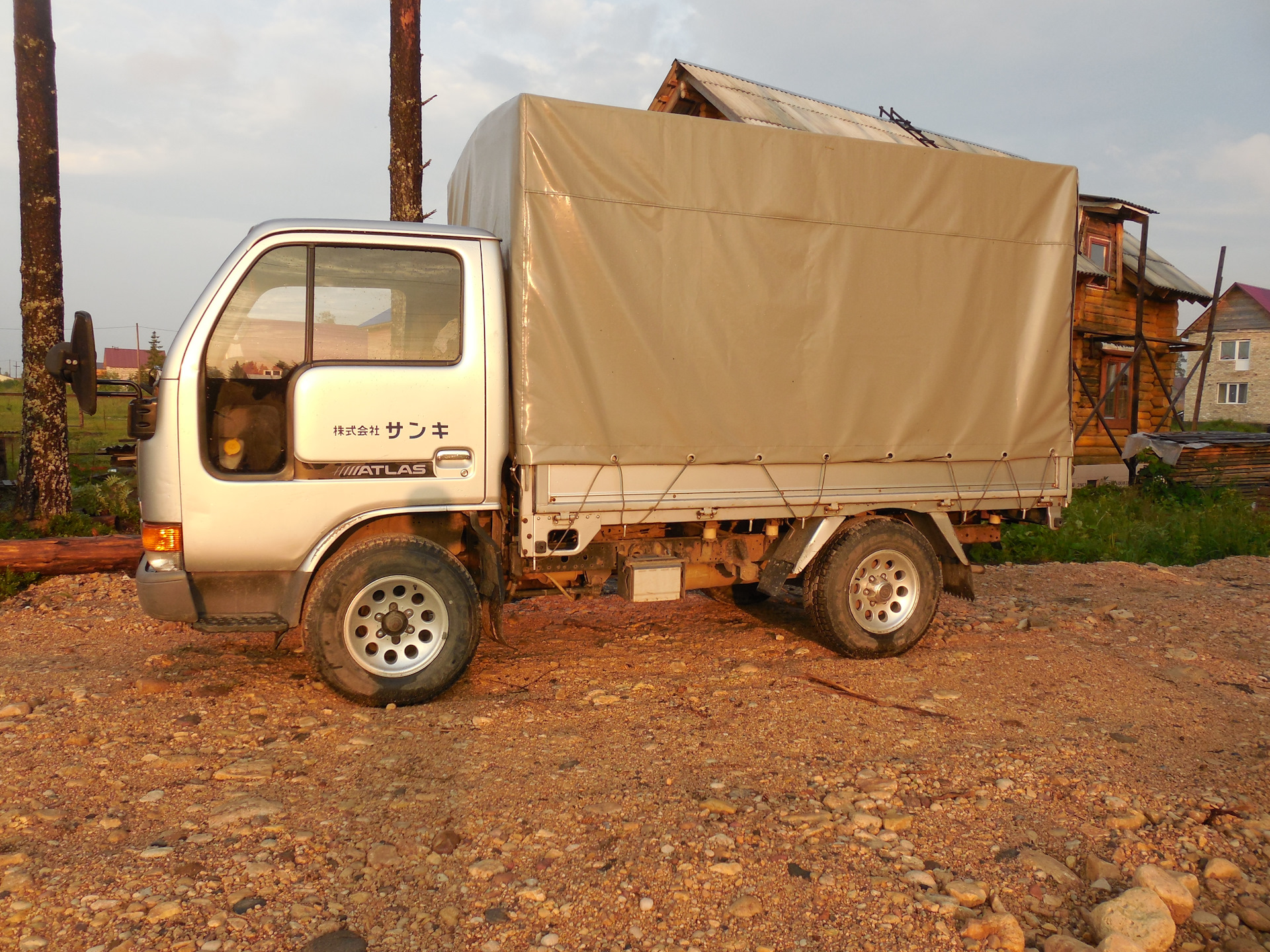 Дром грузовики. Nissan Atlas 5. Ниссан атлас 1998. Ниссан атлас грузовик. Nissan Atlas 1992 2 тонник.