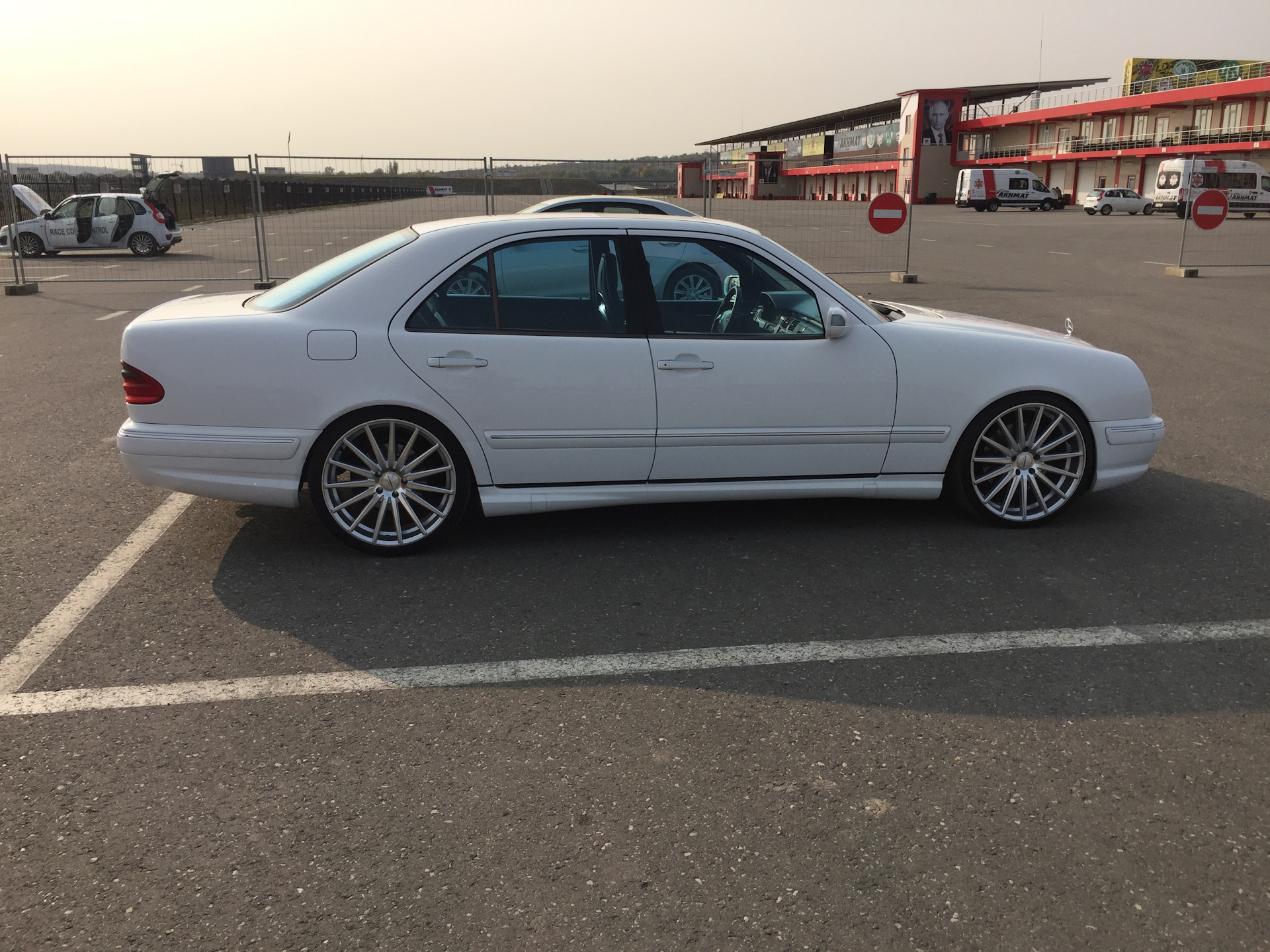 Диски 210. E55 ,AMG 210 диски. W210 r18 AMG. Мерседес w210 r18. E55 AMG w210 диски.