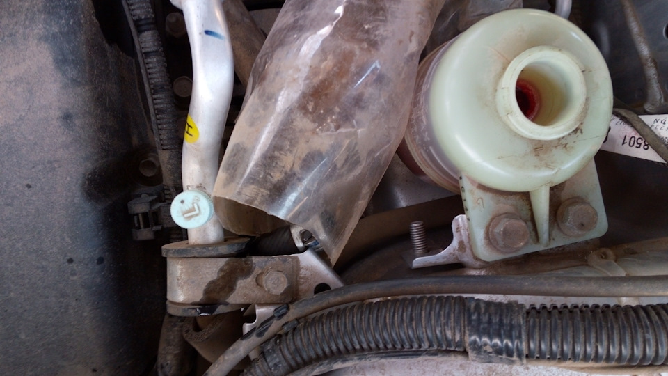 Масло в ГУРе — Mitsubishi Outlander XL, 2 л, 2011 года | своими руками ...