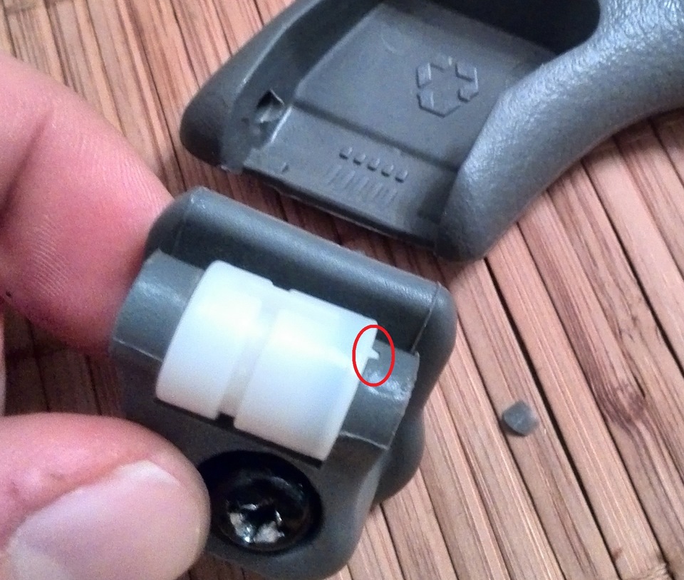 При установки боковое ребрышко должно попасть в паз — Chevrolet Lacetti 5D