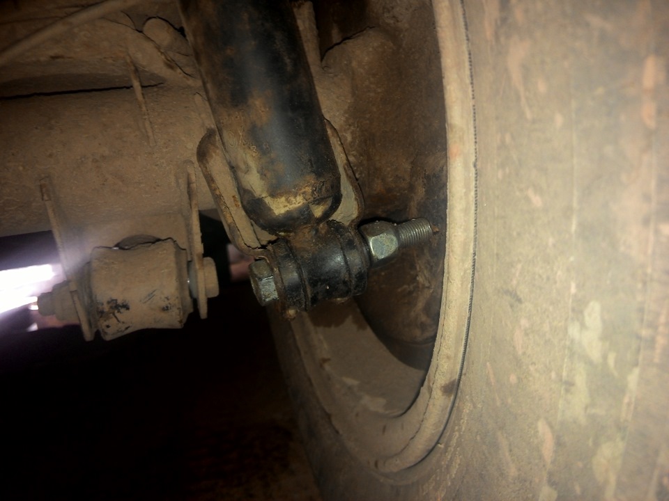 Замена нижних резинок на амортизаторах — ИЖ 2126, 1,5 л, 1993 года ...