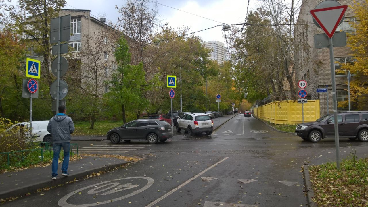 Перекресток московская область. Нерегулируемый перекресток. Нерегулируемый перекресток в городе. Нерегулируемый перекресток фото. Не регулируемый перекрёсток фото.