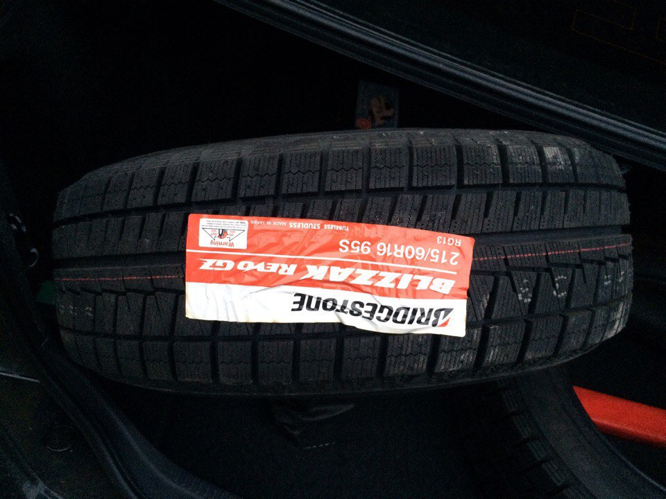 Bridgestone blizzak revo gz. Bridgestone Revo GZ 215/60/16. Бриджстоун 215/60/16 липучка. 215 60 16 Липучка. Bridgestone Blizzak липучка r16 на Солярис.