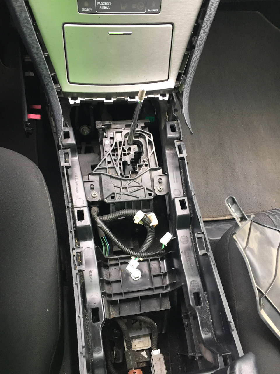 Фото в бортжурнале Toyota Avensis III. Запчасти на фото: Grandstone PASSENGER