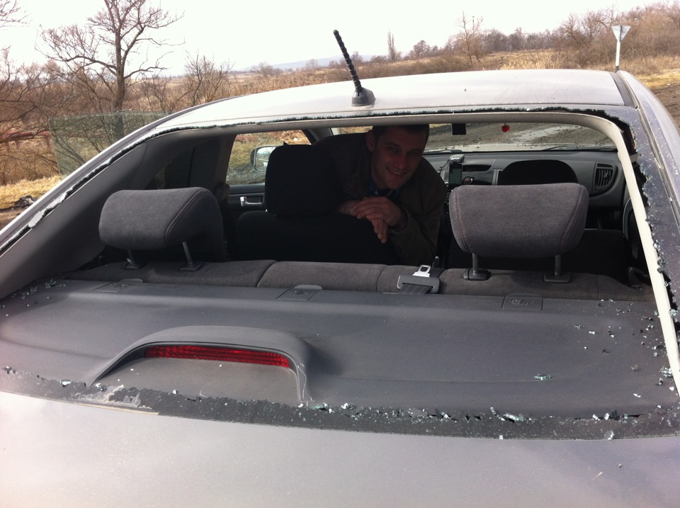 разбилось заднее стекло ))) — KIA Cerato Koup (1G), 2 л, 2011 года ...