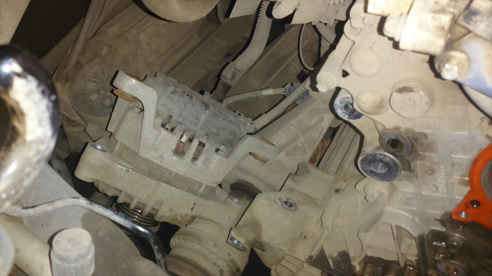 Генератор тоже снимаем, т.к.оба болта крепления проходят через переднюю крышку — Opel Astra J