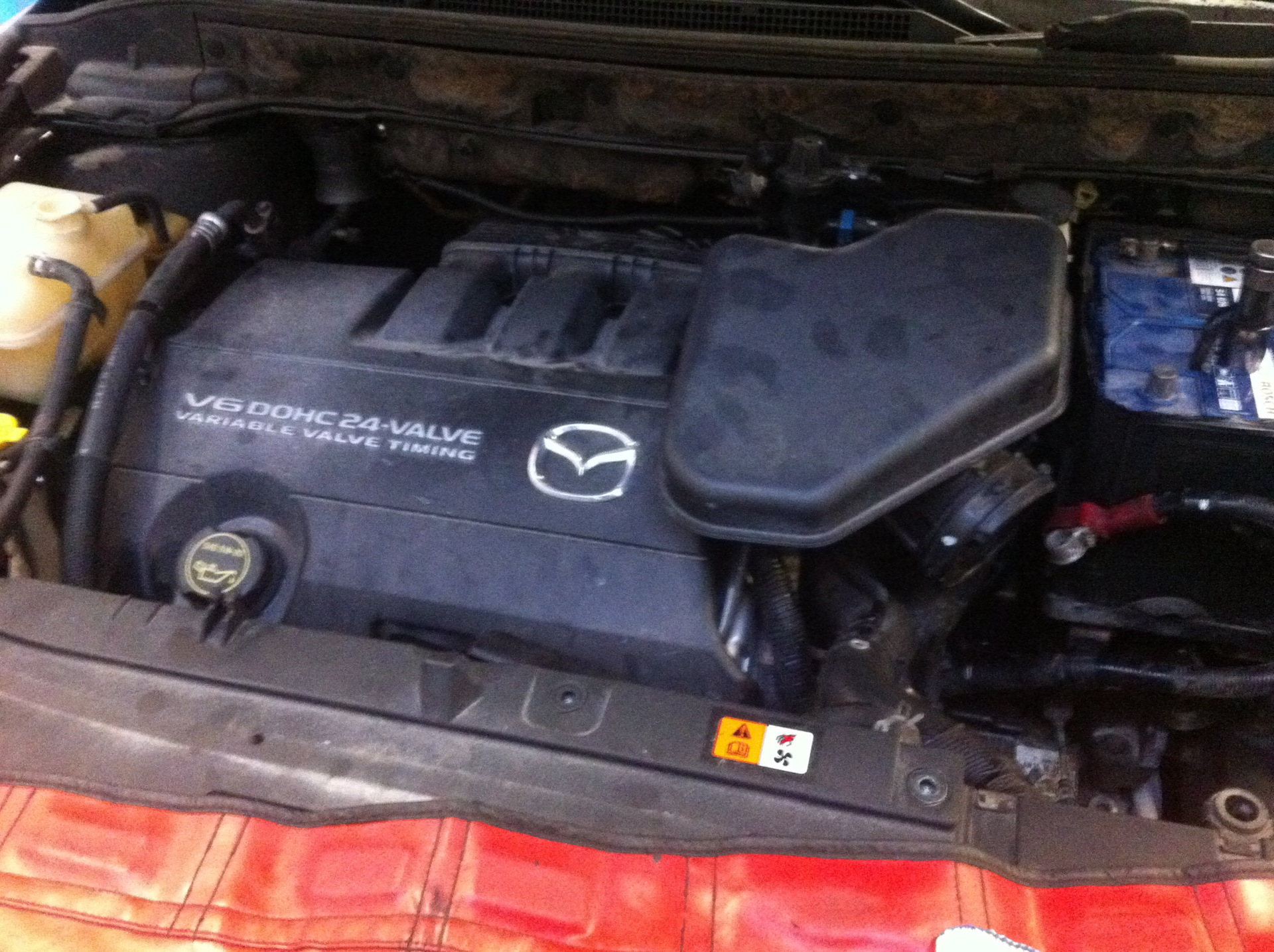 Акб мазда cx7 2. Mazda cx7 акб. Крепление акб мазда cx5. Аккумулятор mazda cx-9. Мазда сх 9 аккумулятор.