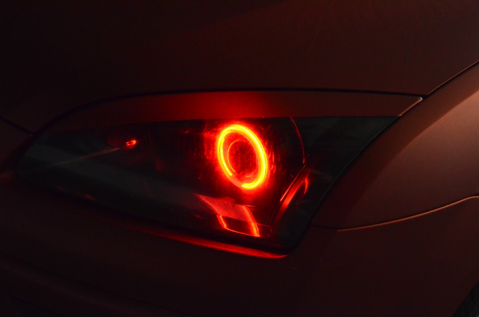 Глазки фокус. Ford Focus 3 St 2017 Дьявольские глазки. Красные ангельские глазки Форд фокус 2. Красные ангельские глазки на Ford Focus 2. Лансер 10 ангельские глазки красные.