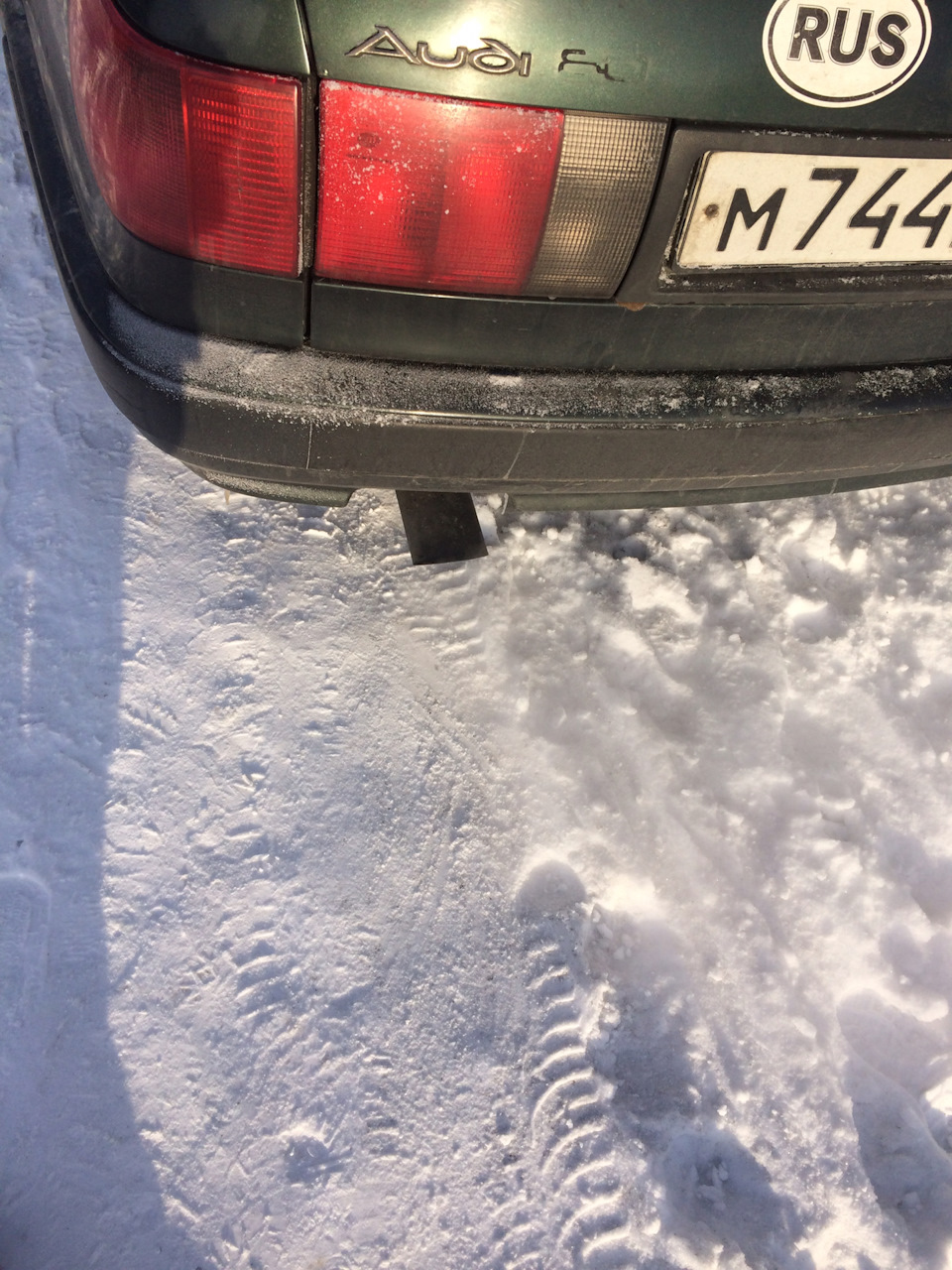 конденсат из глушителя. конденсат в глушителе. конденсат из выхлопной трубы автомобиля. конденсат из выхлопной трубы. много конденсата.