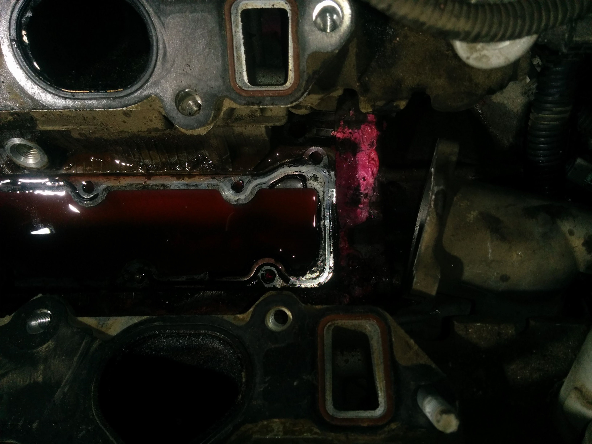 Антифриз в развале. Клапан масла развал блока ауди 2. Течь антифриза теплообменник lexus gx460. Заглушка блока цилиндров фольксваген туарег 3. Антифриз в развале блока 3.