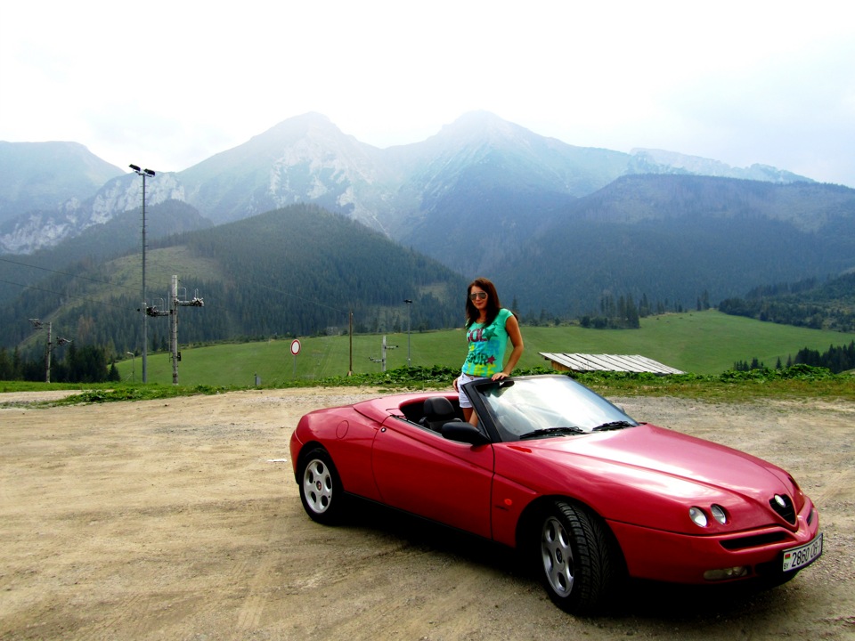 Travelling machines. Alfa Romeo в горах. Alfa Romeo товары для путешествий. Alfa Travel машины. Путешествие на автомобиле Катерхем.