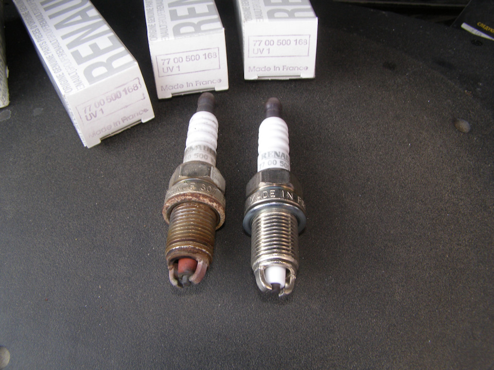 свеча 3 го цилиндра вместе с новой свечой из той же пачки — Renault Sandero 1G. Запчасти на фото: 891009