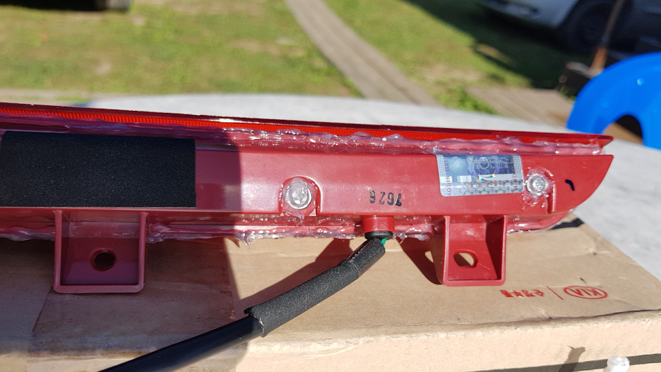 Проходимся герметиком по периметру, аккуратно и обильно промазывая шов и заливаем 3 винта, крепления половинок. — KIA Sorento (2G)