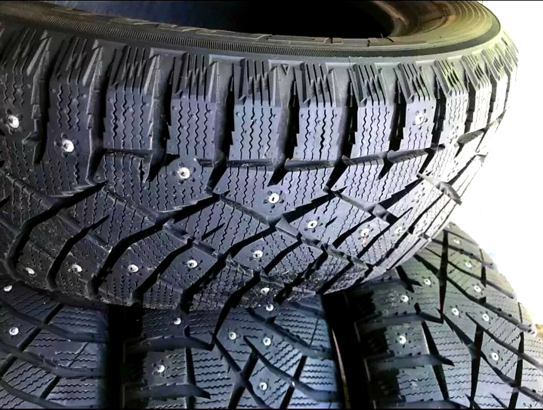 Резина нитто зима 225 65 r17. Nitto therma spike 205/55 r16. 225 65 17 nitto therma spike. Нитто шипованная шина. Нитто шипованная шина.
