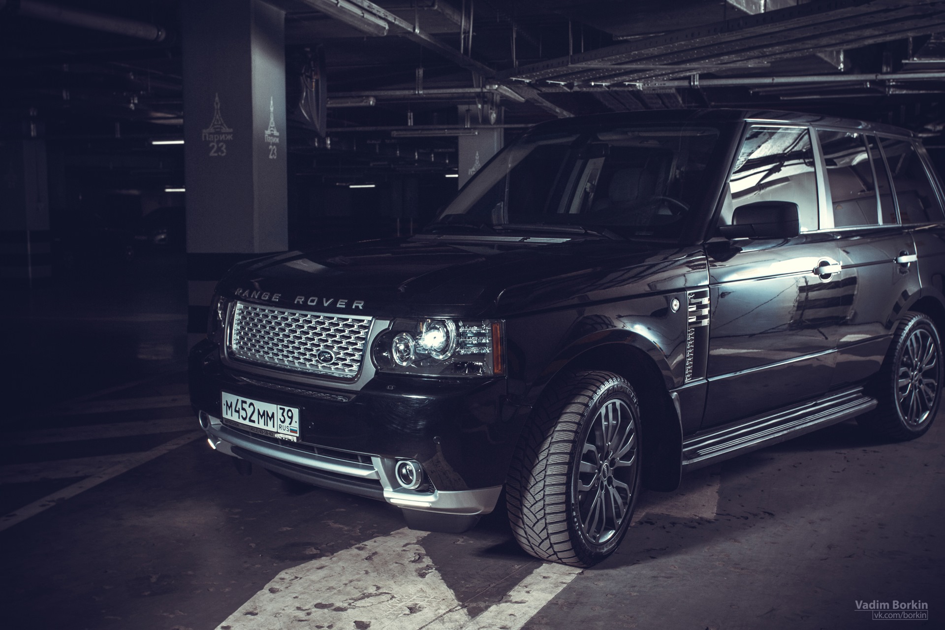 Владелец range rover. RR Vogue 2021. Рендж Ровер черный зимой. Рендж Ровер ночью. Рендж Ровер черный ночью.