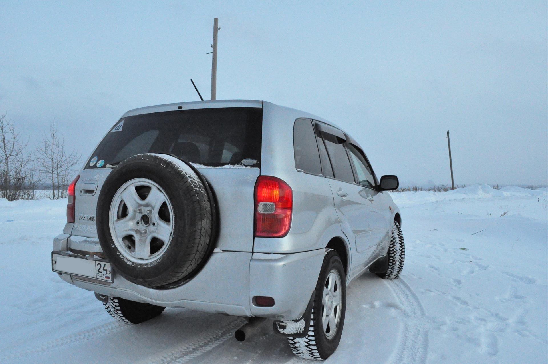 well the frosts burst the spare wheel cover - Toyota RAV4 18 l 2001