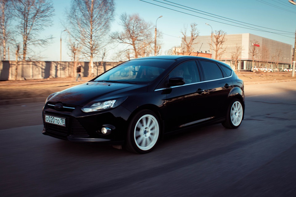 Ford Focus 3 белый хэтчбек на r18