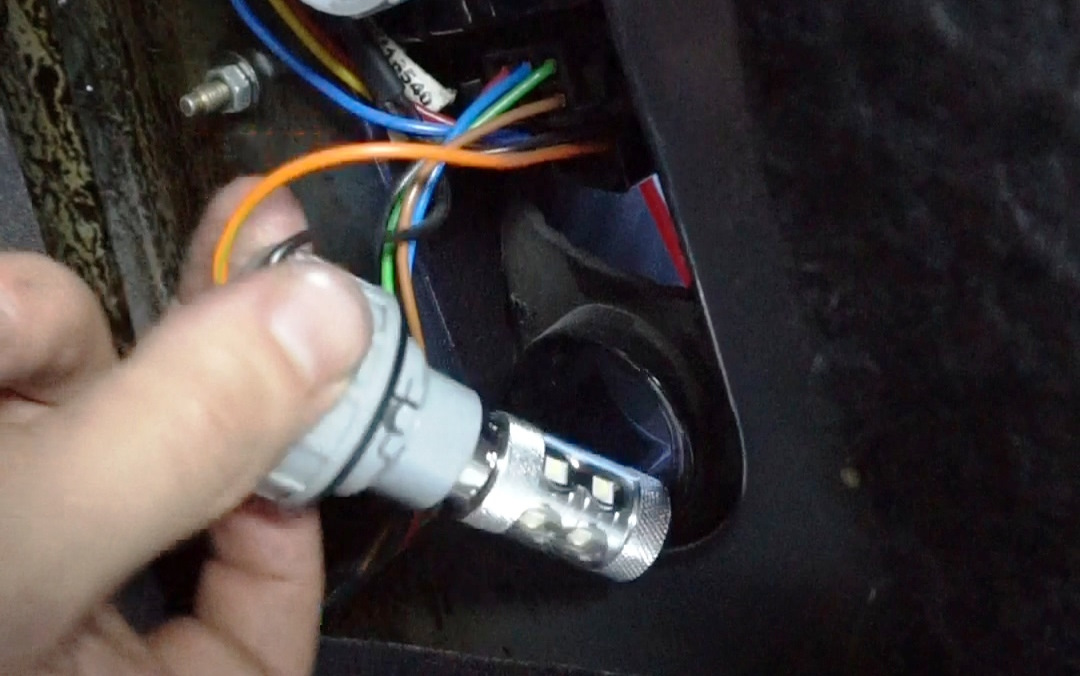 патрон для лампочки в задний ход гранта лифтбек. марка лампочки заднего хода гранты 2190.