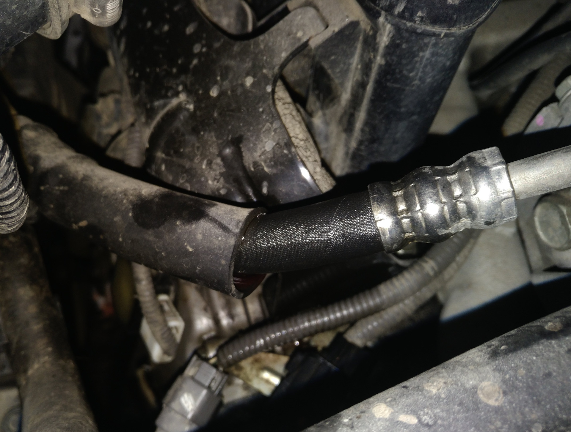 Шланг обратки гур солярис. Течет гур форд фокус 1. Течет гур лансер 9. Шланги гур церато 2. Шланг высокого давления гур лансер 9.