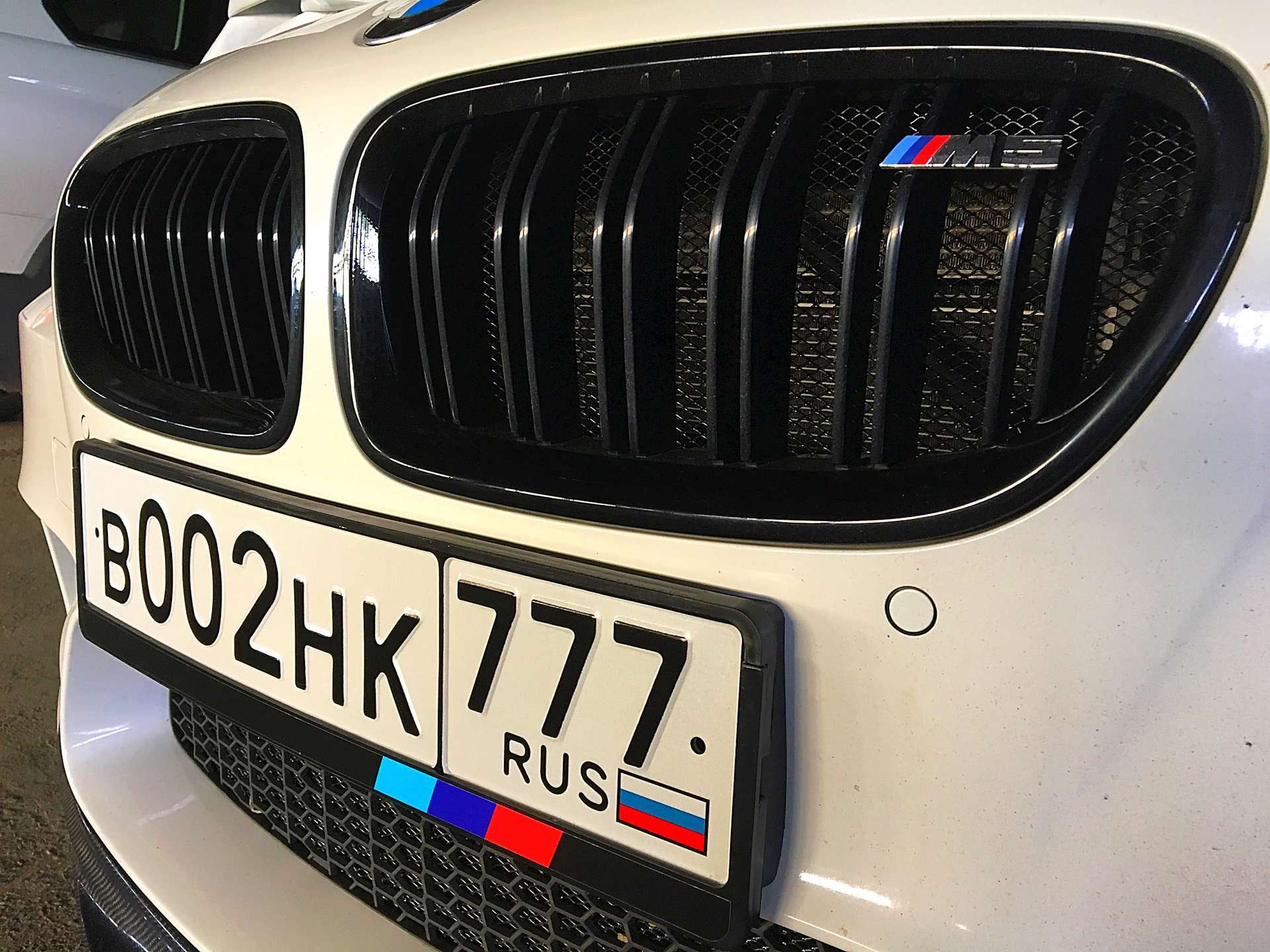 Номер bmw. Рамка номерного знака БМВ М. Номерная рамка БМВ М. Номерные рамки с подсветкой BMW x5. Номерные рамки BMW M-Style.