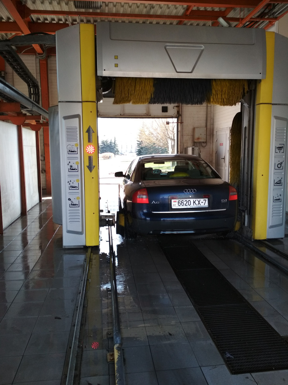 Мокрый коврик а под ним лужа — Audi A6 (C5), 2,4 л, 1998 года | мойка ...