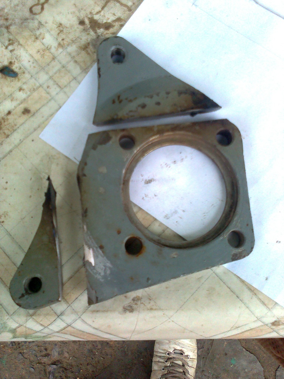 Тормозной суппорт ваз 2108. Крепление суппорта ваз. Крепление тормозного суппорта ваз 2107. Крепление суппорта ваз. Кронштейн суппорта ваз 2108.